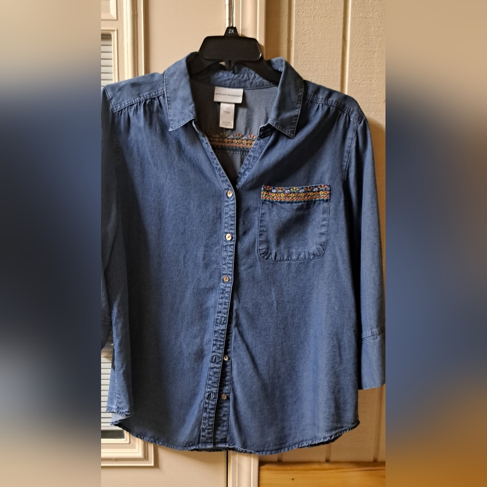 Alfred Dunner Butterfly Embroidered Chambray Top Size LG Button Up Bohemian Blue - Picture 8 of 11